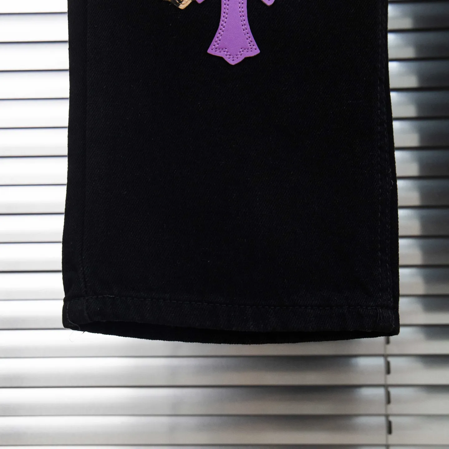 P240 Chrome Hearts black denim jeans with purple leopard print. CH jeans need to be washed and then disassembled and hand-stitched with sheepskin cross leather and then spliced ​​together. The whole piece has too many craftsmanship to explain. The patchwork cross pattern is embellished, and the high-waisted washed jeans! ! Absolutely high-end luxury products, god-level single products and super popular products, made with top heavy industry, a must-see magic weapon. Customized hardware. The fabric is thick and soft after washing. It has good breathability. Customized small leather label. Unique design. The details are simple and elegant, and the workmanship is exquisite. The entire trousers are neatly routed and the details are in place! It’s so cool that both men and women can easily control the genderless trend! Style number: 1798# Color: black Size: 28 30 32 34 36